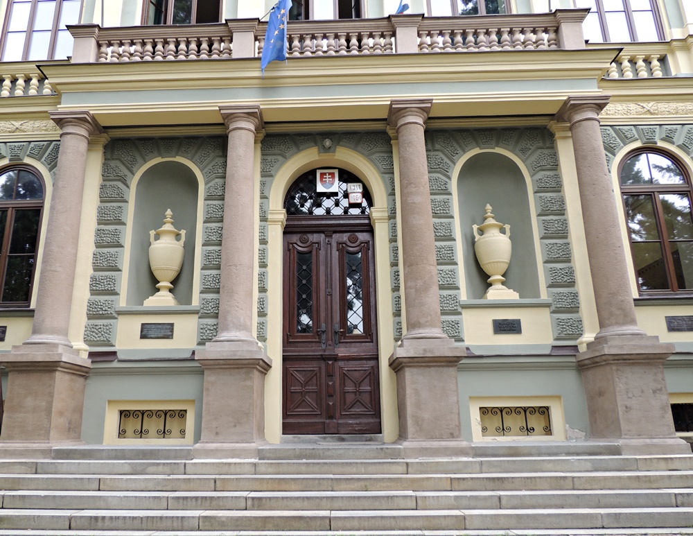 Banícka a lesnícka akadémia, pričelie
