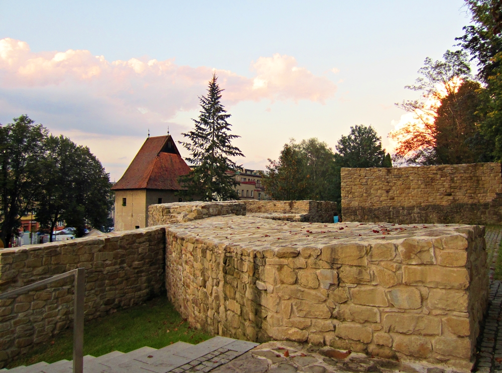 Za hradbami.